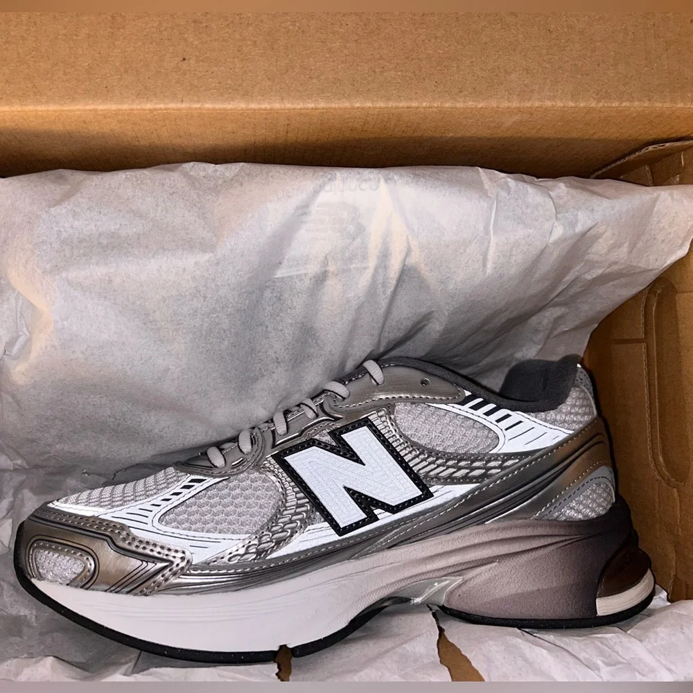 New Balance Unisex 2010 lifestyle Running Shoe - Black/Silver/Gray